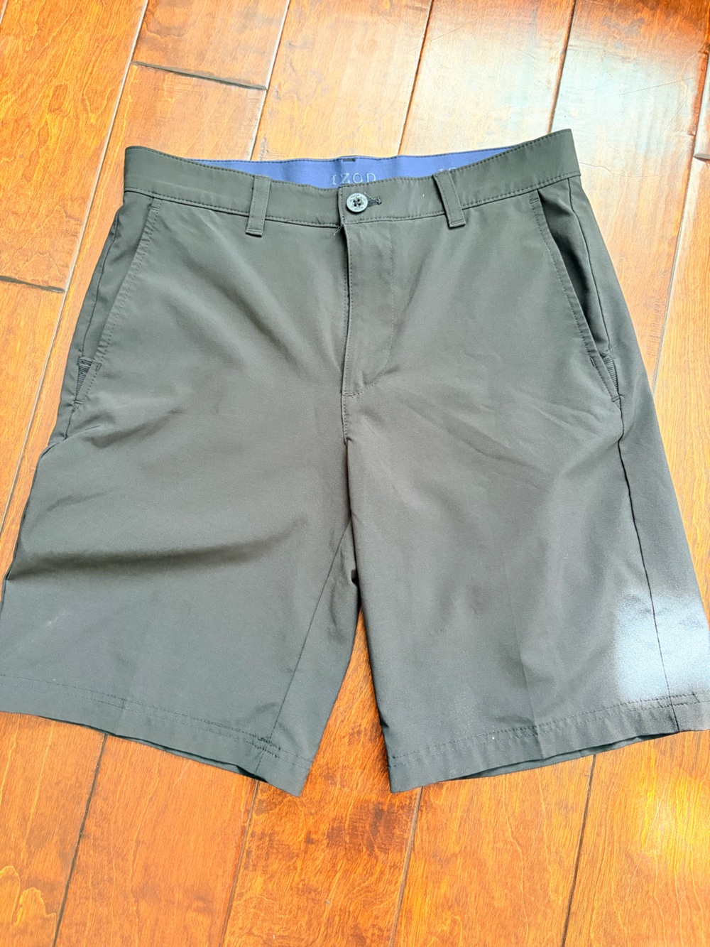 Izod Men's Black Flat-Front Performance golf Shorts